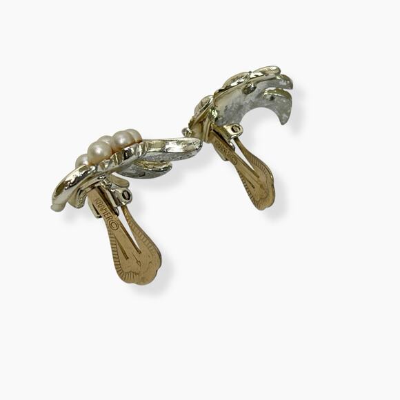 Vintage Kramer Clip On Earrings Faux Pearls Gold Tone Leaves Textured Signed - Picture 5 of 9